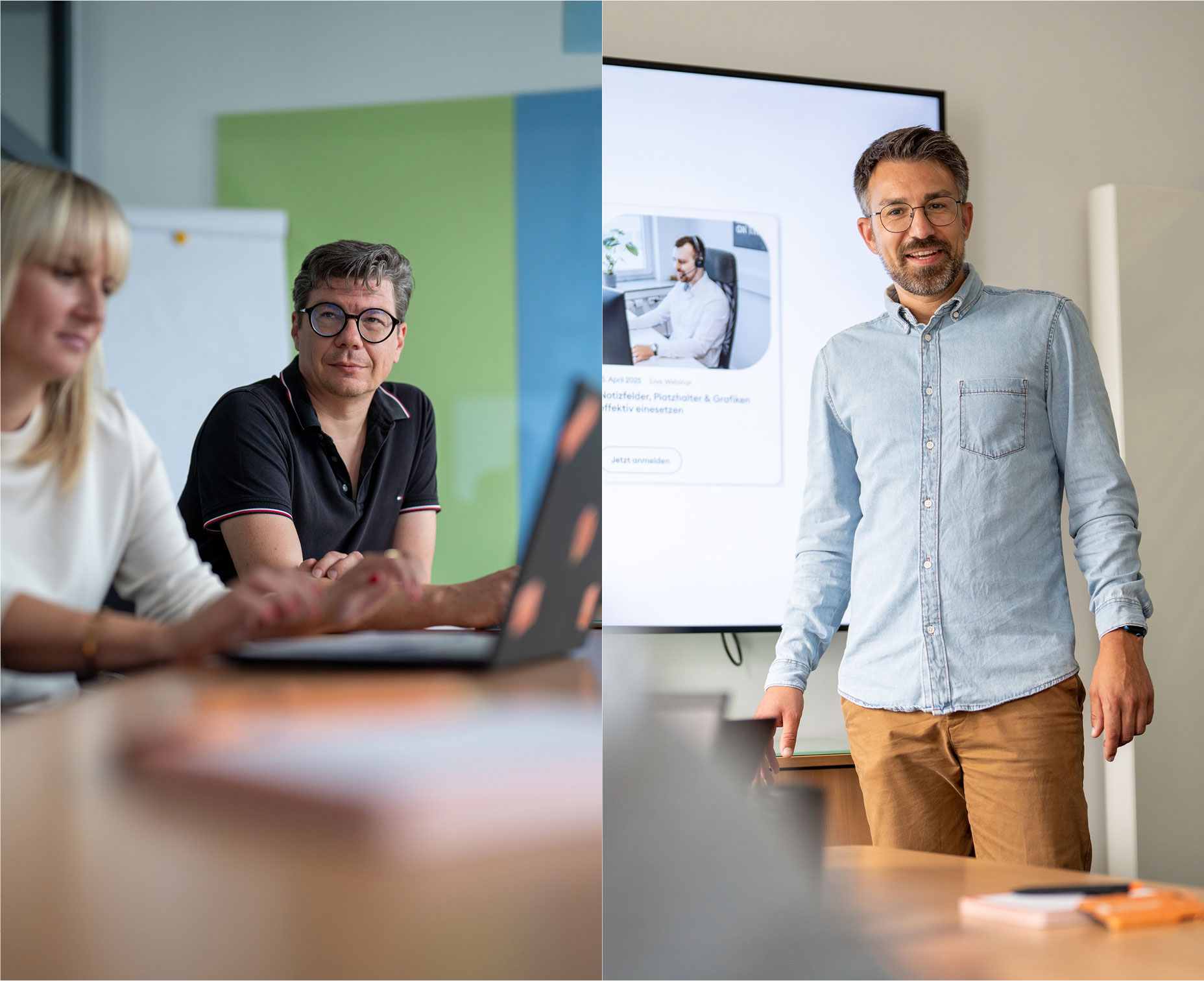 Zwei Personen sitzen an einem Tisch mit Laptops, daneben steht ein Mann in Jeanshemd vor einem Bildschirm mit Präsentation