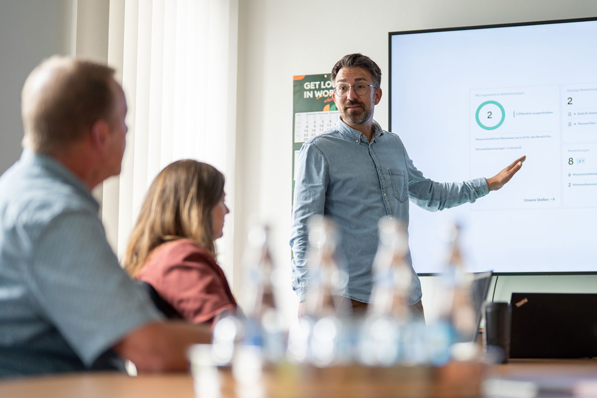 Passionate about his work: Rico Wittmann in discussion with his team